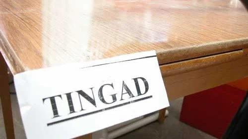 I Återbruksboden i Linköping är saker inte "sålda" när kunderna har lagt beslag på dem, de är "tingade".
