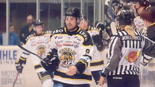 Vimmerby Hockey gick segrande ur prestigemötet med Västervik på bortais. Simon Dahl svarade för 2-0-målet i matchen som slutade 4-1.