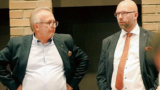 Ny diskussion om egna lönerna. Den nya majoriteten med Micael Glennfalks moderater och Peter Högbergs socialdemokrater har en del att diskutera.