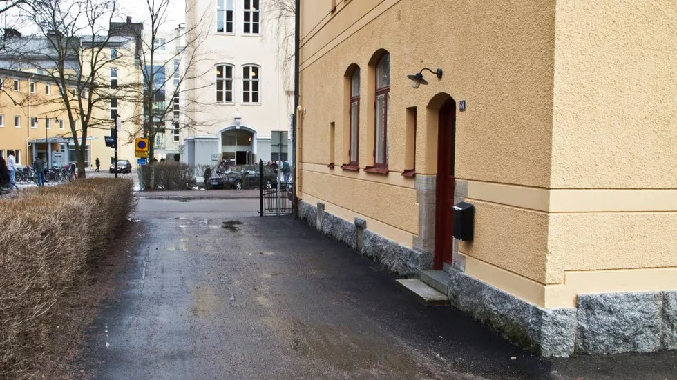 Birgittaskolans rökande elever går rakt över gatan och in till innergården på Klostergatan 66.