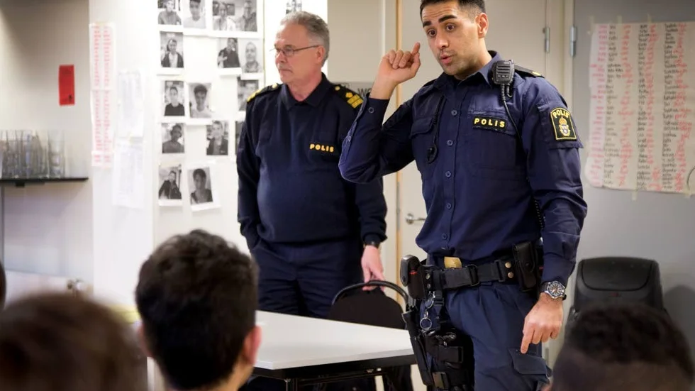 Framtidsråd. ”Lär er bra svenska, allt bygger på att man kan språket” säger Mustafa Panshiri till killarna.