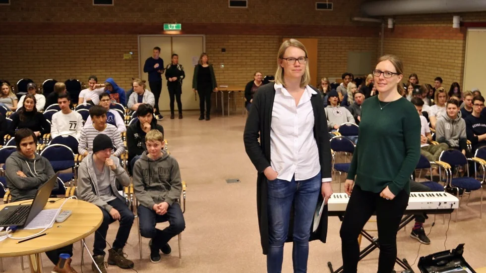 Lisa Hedström och Hanna Walfredsson från Praktikservice/Västerviks kommun är ute och informerar alla nior just nu om hur man söker till sommarens feriepraktik. Igår besökte de Ludvigsborgsskolan. Foto: Liselotte S Johansson