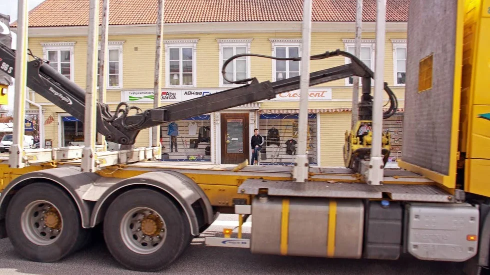 Regerar. Trafiken har tagit makten över människor och hus på Storgatan. Peter Andersson tittar på när ännu en tung lastbil drar förbi hans affär.