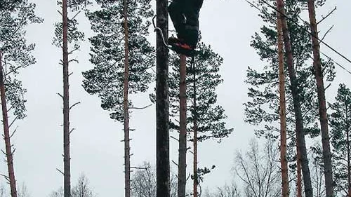 Det har blivit mycket stora skador på ström- och telefonnnätet. Utanför Mariannelund kan man i vissa fall få vänta tills nästa helg innan strömmen kommer tillbaka, sedan Sydkraft flyttat fram sin prognos.