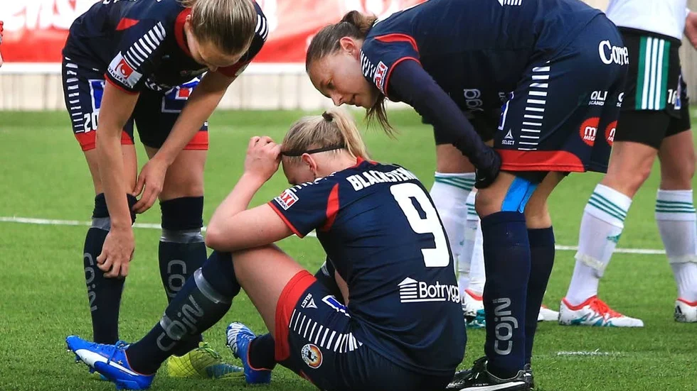 Stina Blackstenius nickade ihop med en motståndare men reste sig och gjorde två mål när LFC vann med 4–2 mot Mallbacken.