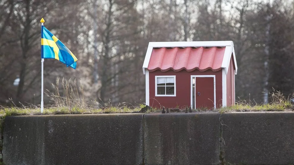 Svenska flaggan vajar nu fint i Stångåns bris.