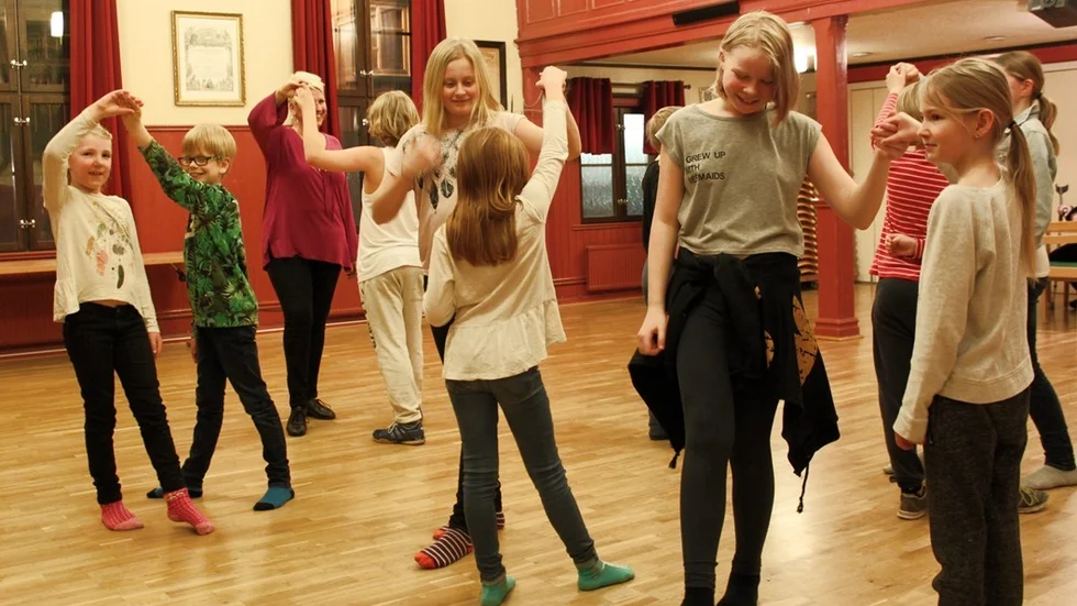 Full fart i BUS-laget. Här dansar barn i åldern 6-12 år. Foto: Rebecca Forsgren Malmström