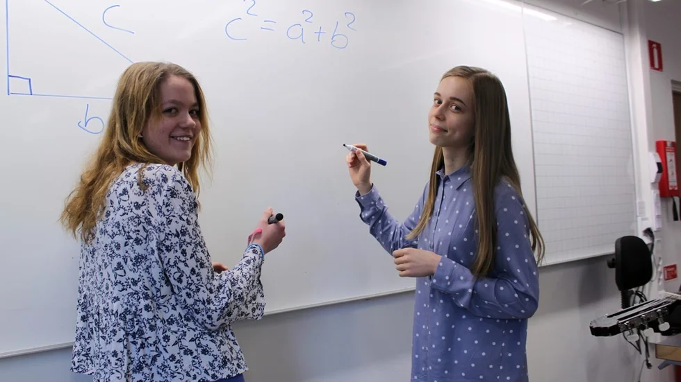 Selma Hoppe Adolzén och Katrin Dvinova går i åttan på Vimarskolan och har tagit sig vidare till distriktsfinal i Sveriges största mattetävling för högstadieelever. Foto: Rebecca Forsgren Malmström