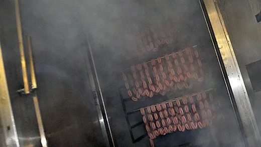 Prinskorv röks på olika sätt, i Linköping återskapar man röken med rökvätska.