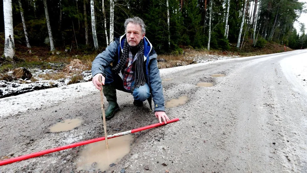 15 centimeter. Groparna, många på rad, är 15 centimeter djupa. Att gå ner mot vägrenen med bilens hjulpar är vanskligt, eftersom man lätt fastnar i leran, säger Leif Karlsson.