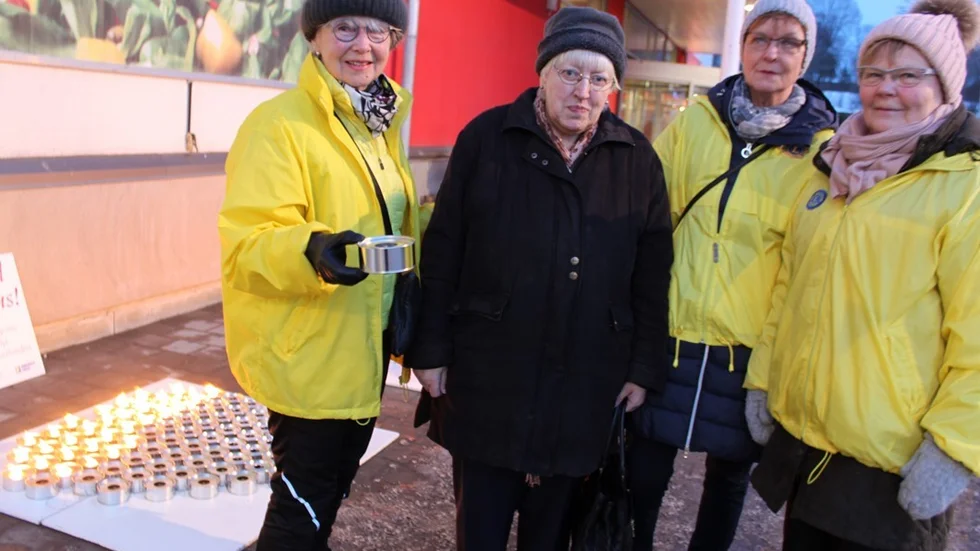 Siv Nilsson, Hultsfred, var en av många som passade på att köpa en marschall för att stötta Barncancerfonden i Lions Linnéas Alla hjärtans dag-aktivitet. Här flankeras hon av klubbmedlemmarna Maja Lisa Andersson Sundell, Inga-Maj Svensson och Eva-Britt Nilsson.