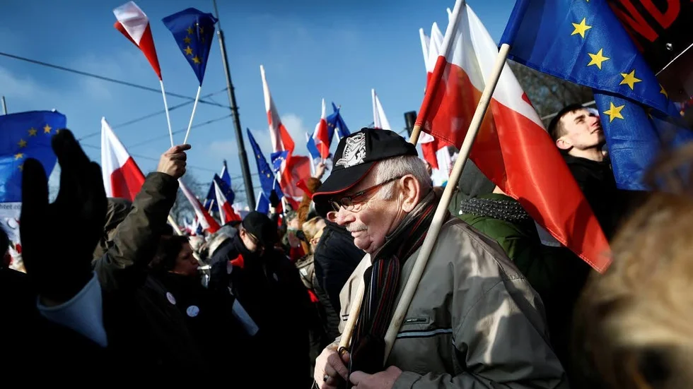 Polen och EU.
Demonstranterna i Warszawa är västvänliga demokrater.