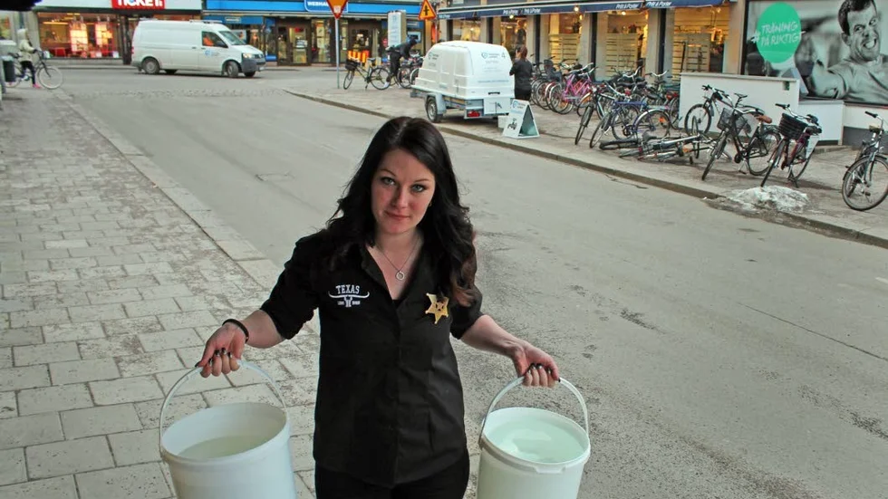 Vattenbrist. "Välkommen till medeltiden!" skrattar Jenny Lilja på Texas Longhorn när hon kånkar hinkar efter att vattnet stängts av på grund av läckan på S:t Larsgatan.