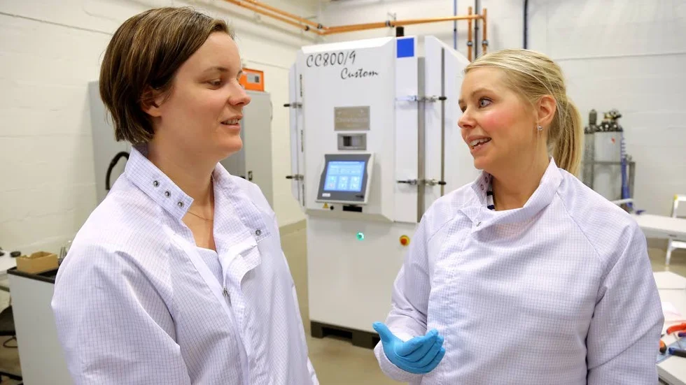 Forskaren Carina Höglund och Linda Robinson, produktionsansvarig.