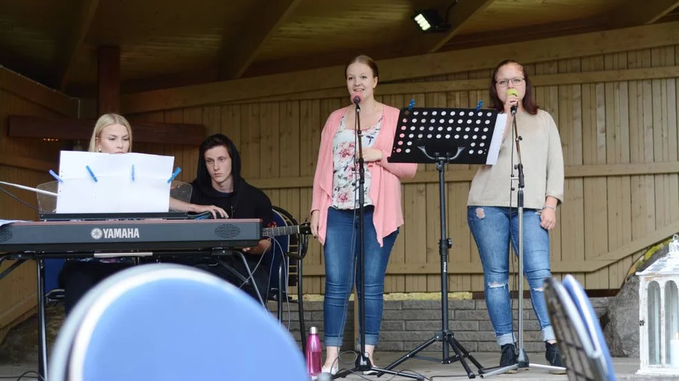 Ungdomspastorn Rebecka Hassel (trea från vänster) bjöd på skönsång tillsammans med sitt band.