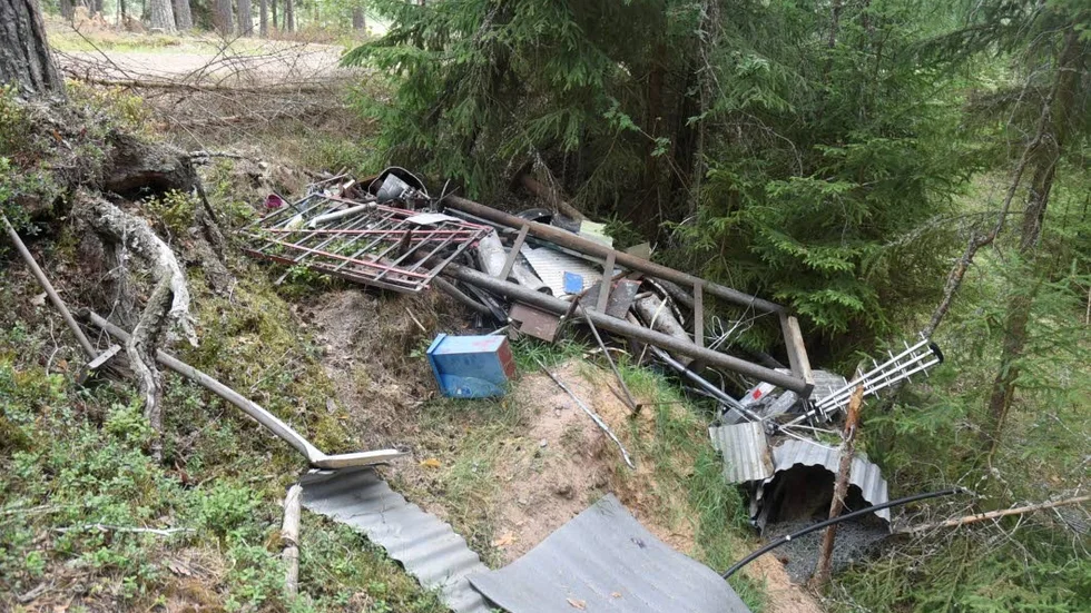 Någon har dumpat en mängd metallskrot i ett dike i skogen utanför Solnehult.