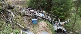 Metallskrot dumpat i skogen