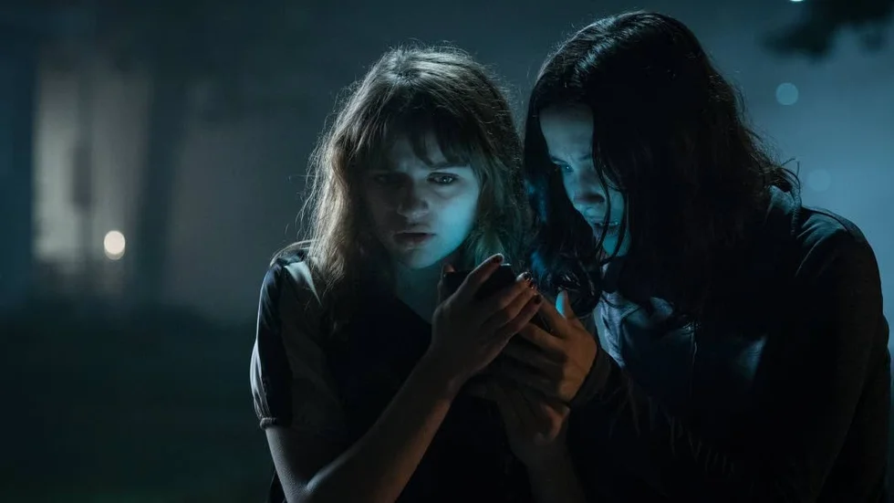 Joey King (Wren) and Julia Goldani-Telles (Hallie) in Screen Gems' SLENDER MAN.