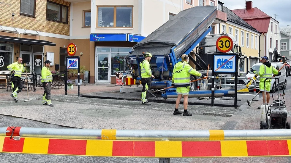 Här återställs stenbården som anger gågata. Foto: Roger M Carlsson.