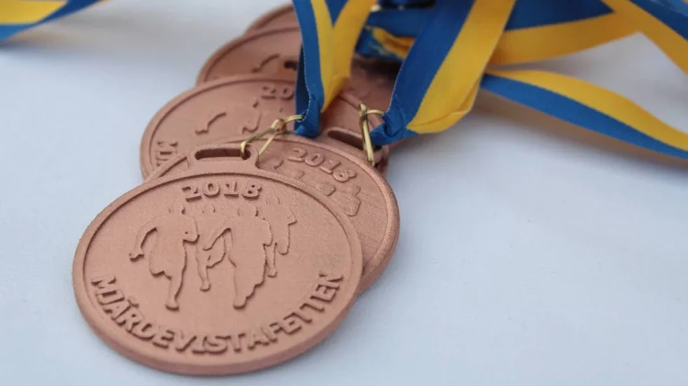 Medaljerna är tillverkade i 3D-printer av Mjärdeviföretaget WeMatter. De är gjorda av ett polymerat växtmaterial.