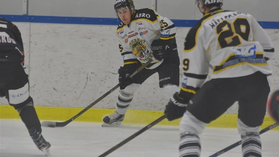 Kristoffer Backman har kritat på för Vimmerbys rival Tranås. Därmed blev det bara en säsong i Vimmerby.