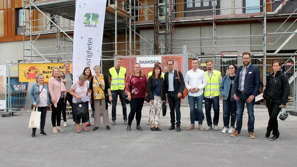 Byggherre är Lejonfastigheter och entreprenör är Bernhardsson och Carlsson. På måndagen öppnade man upp dörrarna till det nya vårdboendet i Vallastaden som kommer att stå klart våren 2019.
