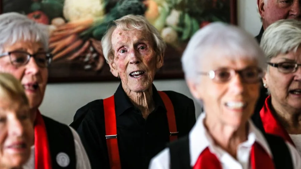 Sångkören Visionärerna reser runt och underhåller på bland annat äldreboende. Äldsta medlemmen är Arne Einarsson som fyllde 90 år i april.