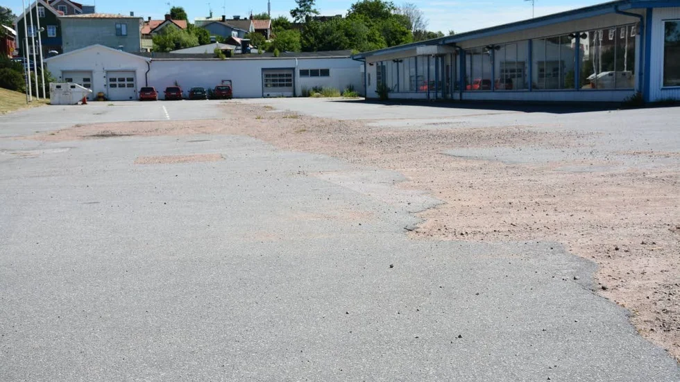 Kommunen betalade 12,3 miljoner för Karlbergsfastigheten 2008. Senare har det bokförda värdet skrivits ner till noll. Nu finns en ansvarsutredning för vem som ska utreda opch sanera marken.