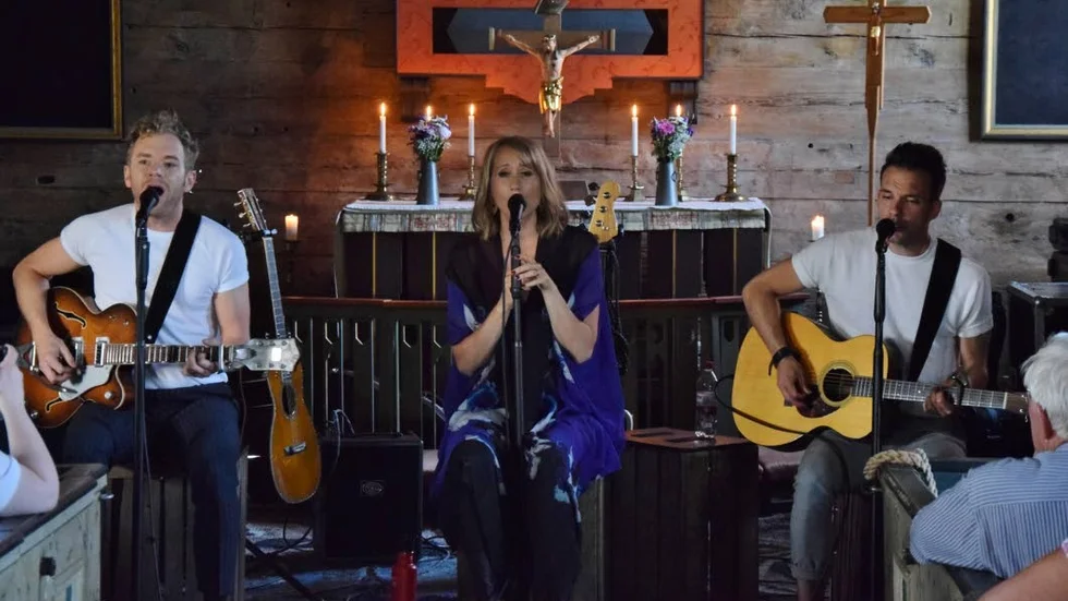 Trion Peter, Matilda och Bruno bjöd på en musikaliskt fin och glädjefull konsert i Tidersrums kyrka.