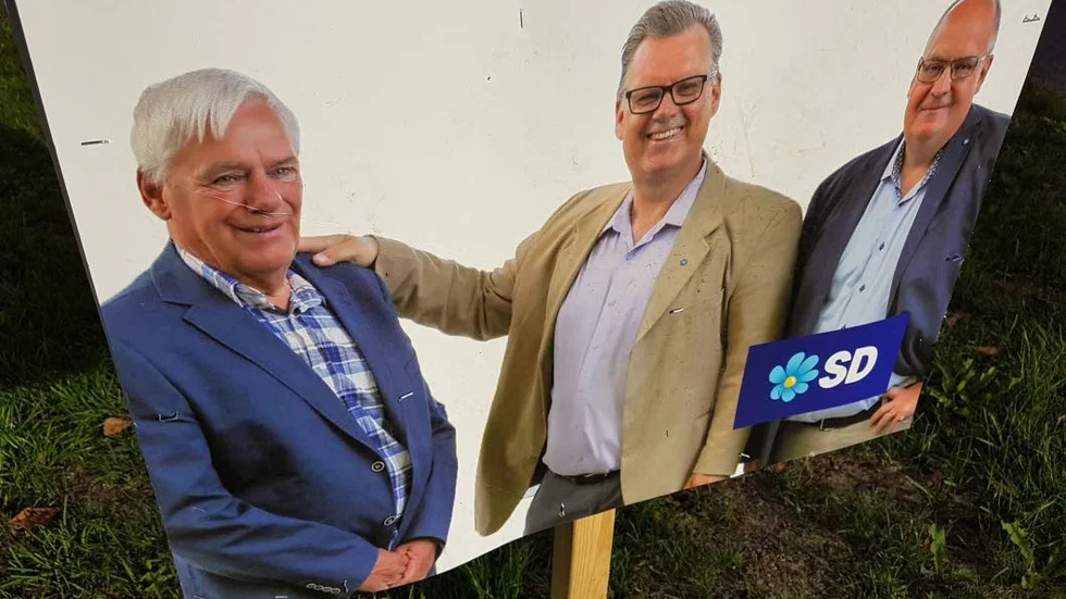 På ett av SD:s lokala valplakat lägger ordförande Jan Svensson handen på Lars Elmendal.