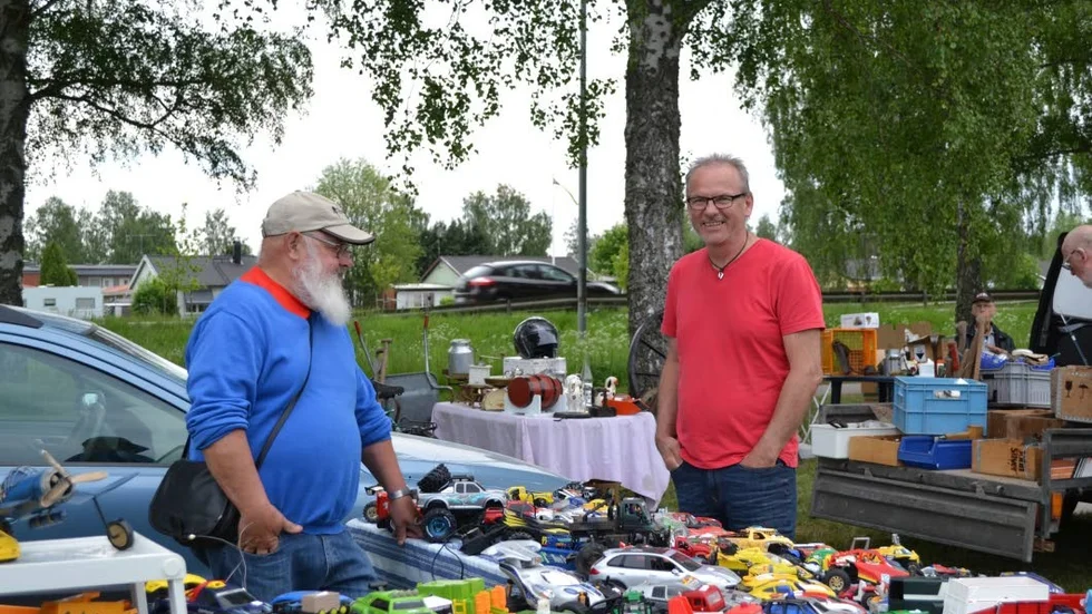 Bert Lindgren, tv, har sålt på loppisen i flera år.