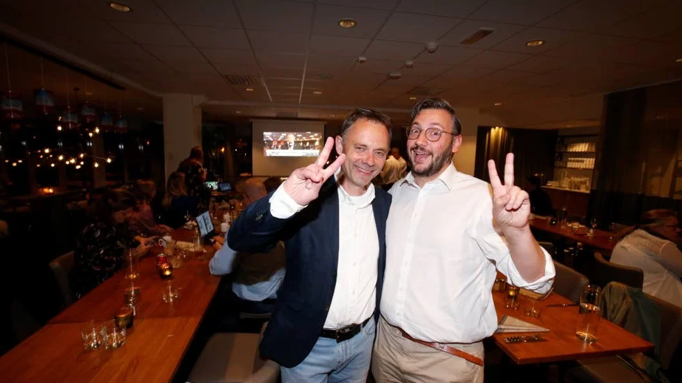 Lars Vikinge och Muharrem Demirok. Firar Centerns valresultat.