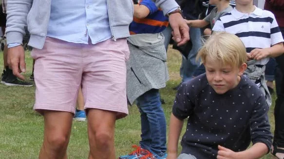 Midsommarfirandet på Blåbärskullen var välbesökt, stor som liten tog chansen att dansa kring midsommarstången.