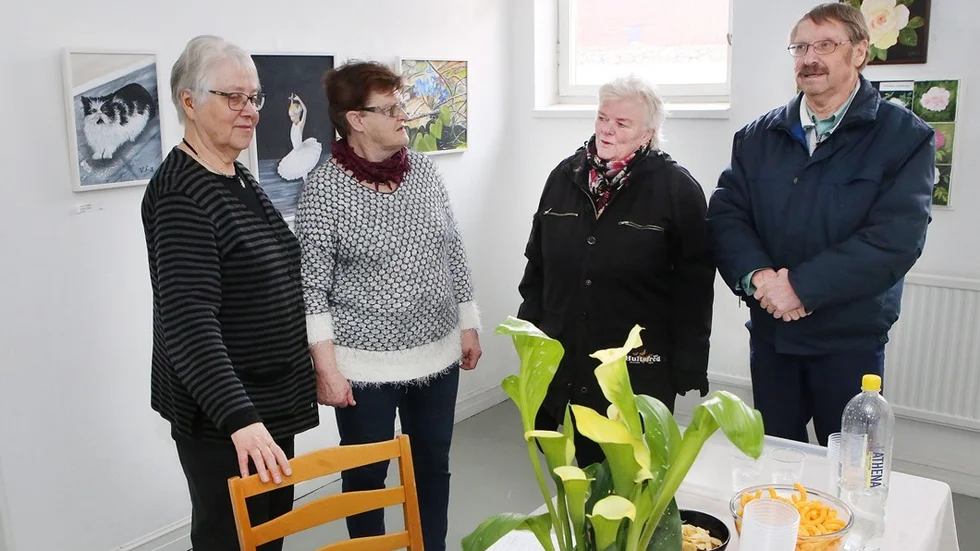 Besökarna träffar konstnärerna. Foto: Roelof Stroetinga