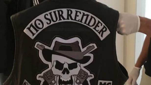 Polisen hittade västar som tillhör den kriminella motorcykelklubben No Surrender.