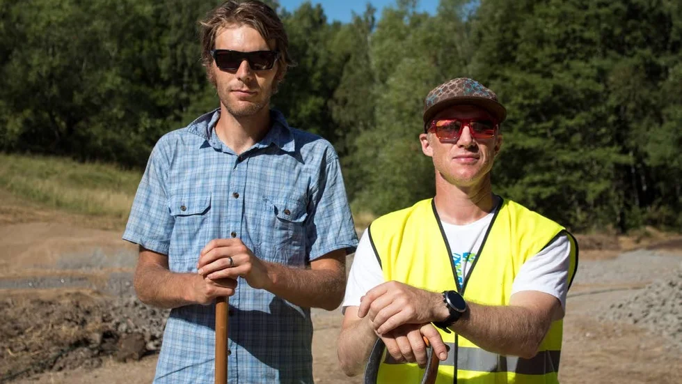David Johansson från klubben med byggledaren Tommy Johansson.