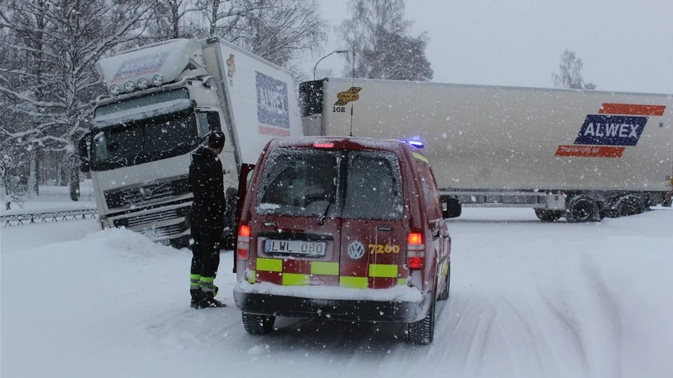 I centrum ställde sig en lastbil rakt över vägen, sedan chauffören skurit ner med högerdäcket i diket.