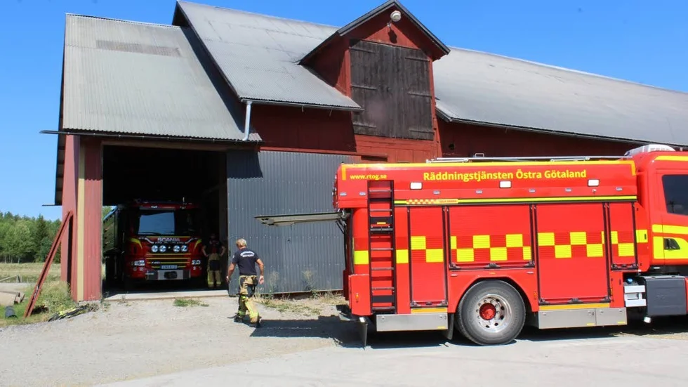 "Vi går in med en skärsläckare och kyler ner silon. Sedan kommer vi få tömma ut säden och blötlägga den", säger Niklas Nyrén, operatör vid räddningstjänsten.