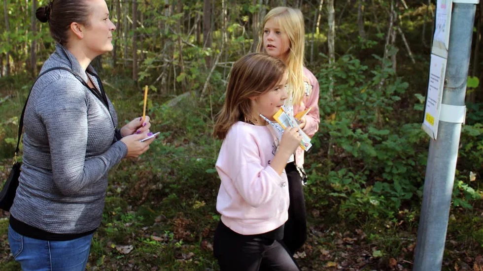 Jessica Bond, Freja Albinsson och Julia Bond funderar på första frågan. Namnet på ett husdjur i Harry Potter-sagan, och en av all världens flaggor. Knepigt!
