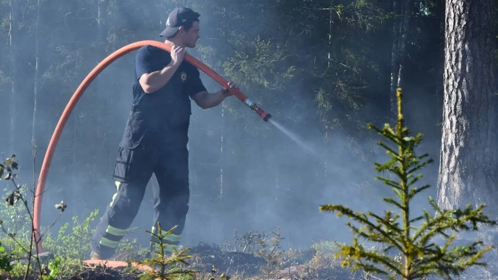 Väl uppe på toppen gjorde räddningsstyrkan en snabb släckningsinsats.