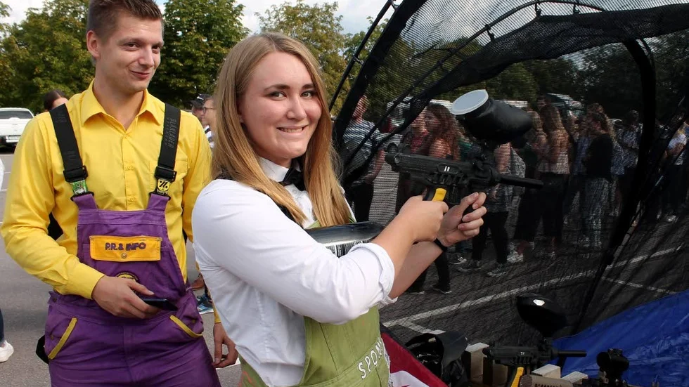 Emma Kindström testade att skjuta paintball utanför Saab Arena, under överinseende av Karl Sundback