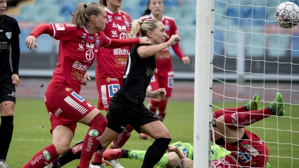 GÖTEBORG 2018-09-08
Göteborgs Elin Rubensson gör 1-0 under lördagens fotbollsmatch i damallsvenskan mellan  mellan Kopparbergs/Göteborg FC och Linköpings FC på Ullevi.
Foto: Björn Larsson Rosvall / TT / kod 9200