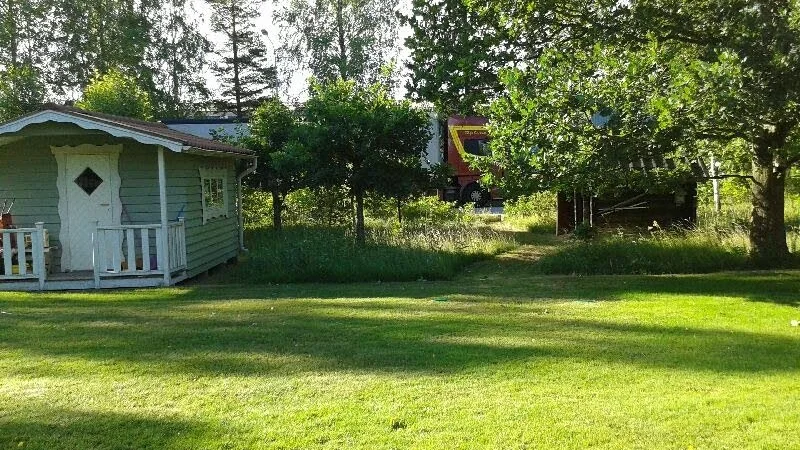 Problemet fortsätter. Nu tryter tålamodet hos villaägarna som tvingas konstatera att lastbilschaufförerna fortsätter parkera alldeles intill tomtgränsen utmed Årenavägen. Trots att det är parkering förbjuden där.