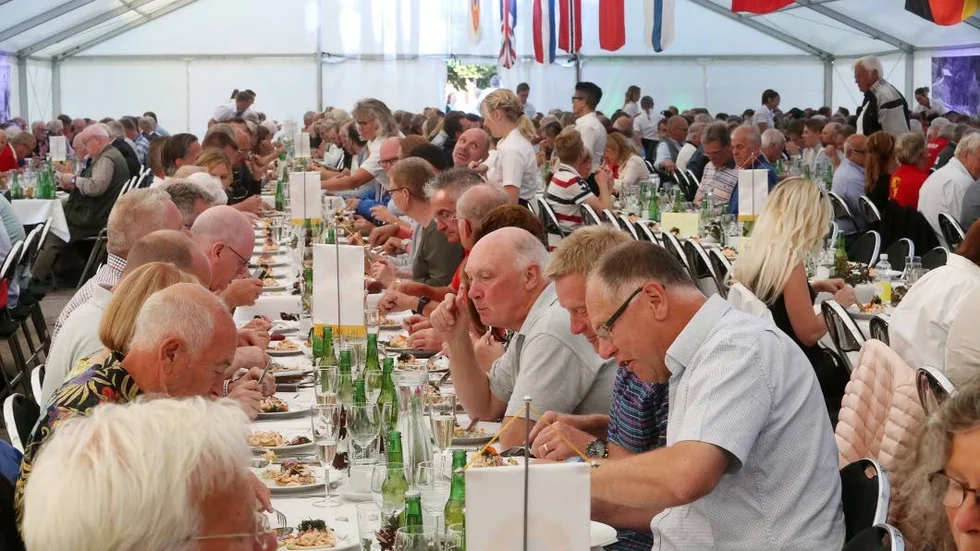 Det vankades trerätters middag i festtältet när rallytävlingen var över.