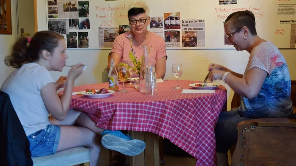 Fr.v. Märta, Anne-Christine samt Alexandra Hjalmarsson njuter av förrätten i Vagnboa i Harg.