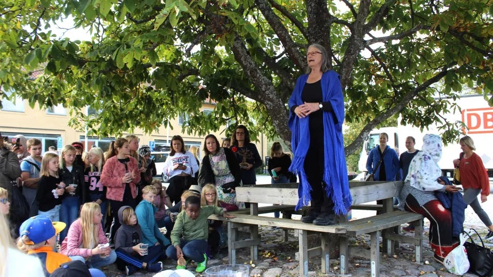 Kajsa Dahlström från Globträdet leder ceremonin när kastanjen på Gamla torget blir ett globträd och en plats för Åtvidabergs barn att kunna samtala med politiker på.