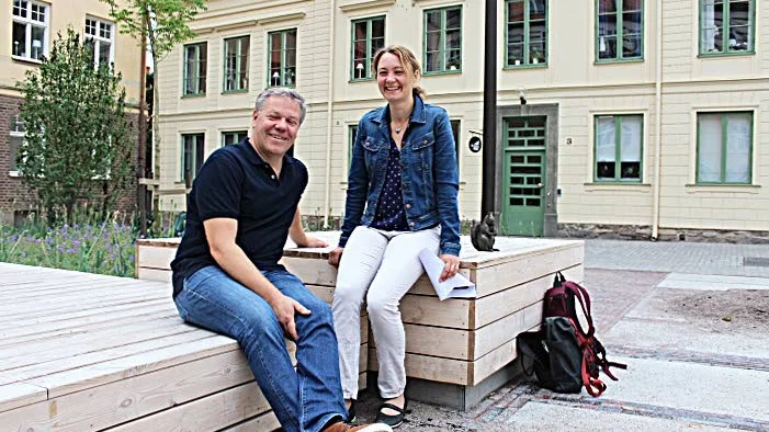 Det behövs platser som Hospitalstorget, där man inte behöver köpa något för att kunna få en sittplats, säger miljöpartisterna Björn Immerstrand och Rebecka Hovenberg.