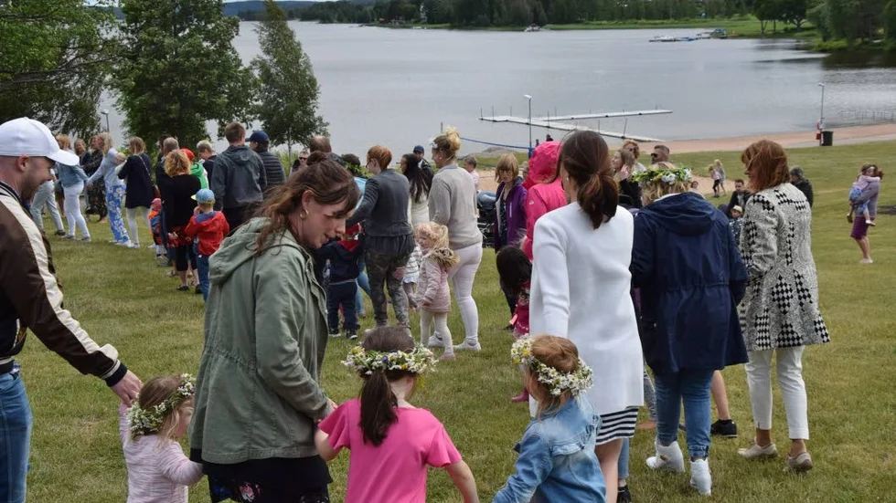 Två ringar av dansande deltagare var det vid Åsundabadet.