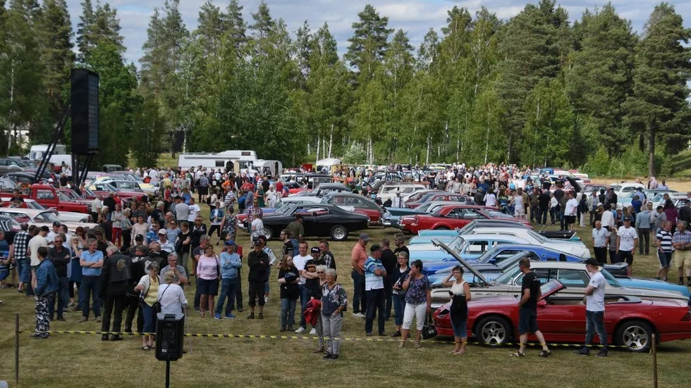 Området utanför Metropol var helt fyllt. En obekräftad uppgift talar om cirka 300 fordon.