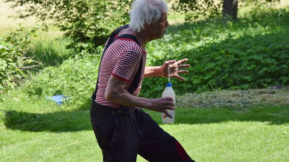 Clownen Bill roade barnen som kommit till Folkinge Sörgård.